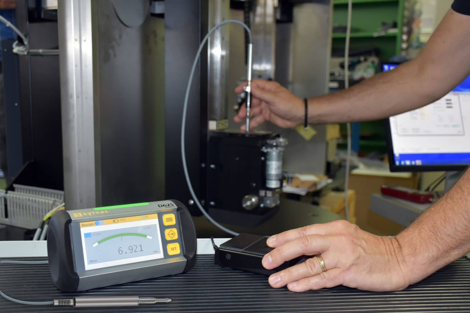 Control dimensional industrial con comparadores e instrumentos Sylvac